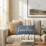 Almofada Decorativa Nome Personalizado Azul Poeira Minimalista Script<br><div class="desc">Adicione um toque pessoal ao seu espaço com esta elegante almofada de acento de nome personalizado. Com um fundo azul suave e discreto e uma tipografia de roteiro elegante, esta almofada é perfeita para quartos, salas de estar, dormitórios ou berçários. Um presente atencioso e único para aniversários, inaugurações ou ocasiões...</div>