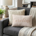 Almofada Decorativa Nome Personalizado da Caligrafia Minimalista de Bl<br><div class="desc">Design simples,  moderno e elegante,  em letras de mão de pêssego,  em um fundo suave de pincel.</div>