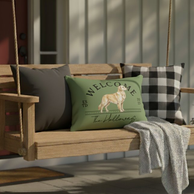 Almofada Decorativa Nome Personalizado da Família do ouro Retriever Be (Welcome guests to your home with this Golden Retriever Custom Family Name Welcome Throw Pillow!)