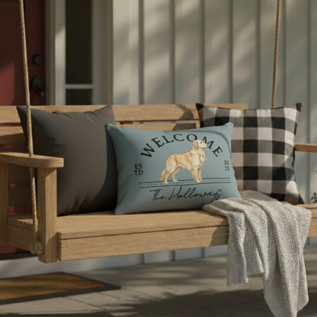Almofada Decorativa Nome Personalizado da Família do ouro Retriever Be (Welcome guests to your home with this Golden Retriever Custom Family Name Welcome Throw Pillow!)