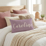 Almofada Decorativa Nome Personalizado Roxo Empoeirado Script Minimali<br><div class="desc">Adicione um toque pessoal ao seu espaço com este elegante travesseiro de acento de nome personalizado. Com um fundo roxo suave e silenciado e uma tipografia de roteiro elegante, este travesseiro é perfeito para quartos, salas de estar, dormitórios ou berçários. Um presente atencioso e único para aniversários, aquecimento de casa...</div>
