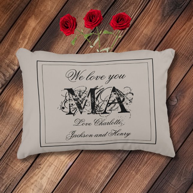 Almofada Decorativa Nomes de Família Personalizados Russos 'Nós Amo-Te (Rustic 'We Love You MA' Custom Family Names, Black and Soft Gray Accent Pillow.)