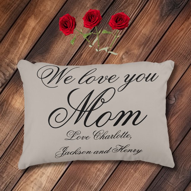 Almofada Decorativa 'Nós te amamos Mãe' Nomes de Família Personalizado ('We love you Mom' Personalized Family Names Black & Soft Gray Accent Pillow.)