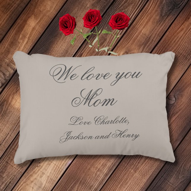 Almofada Decorativa Nós te amamos, mãozinho. ("We love you MOM" -  Elegant Script Family Names Cute & Cuddly Accent Pillow.)