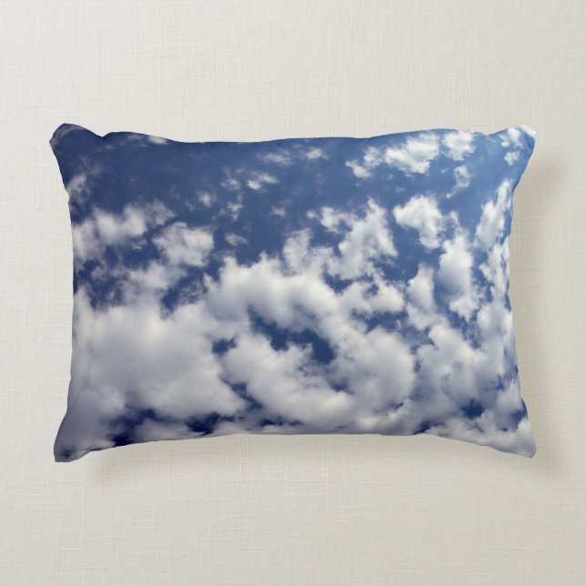 Almofada Decorativa Nuvens Puffy No Céu Azul (Frente)
