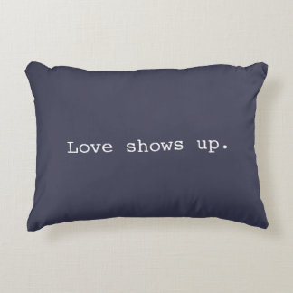 Almofada Decorativa O amor aparece o travesseiro