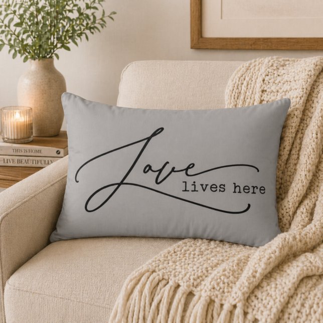 Almofada Decorativa O Amor Vive Aqui (Criador carregado)