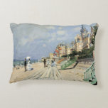 Almofada Decorativa O passeio em Trouville por Claude Monet<br><div class="desc">O calçadão de Trouville (1870), de Claude Monet, é uma pintura impressionista de arte, que apresenta uma praia em um resort litorâneo na Normandia, França, em um belo dia ensolarado. Sobre o artista: Claude Monet (1840-1926) foi o fundador do movimento de pintura impressionista francês, com a maioria de suas pinturas...</div>
