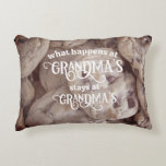 Almofada Decorativa O que acontece na vovó fica na foto da vovó<br><div class="desc">Torne este Natal realmente inesquecível com nosso travesseiro decorativo personalizado só para a vovó. Quem tem filhos sabe, o que acontece na vovó fica na vovó! Este travesseiro de fotos de dois lados apresenta modelos personalizados para adicionar o nome de sua avó - Nanny, Avó, Grammy, Memaw, Gigi ou qualquer...</div>