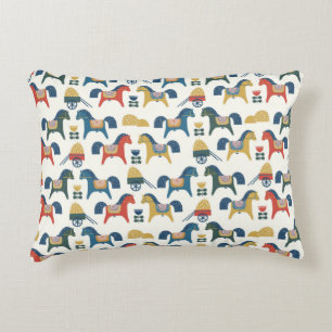 Almofada Decorativa Padrão com cavalos inspirado na arte escandinava.