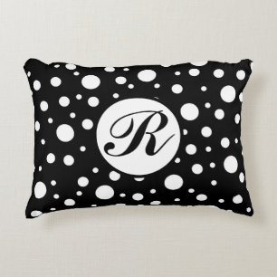 Almofada Decorativa Padrão de Bolinhas Preto com Monograma Branco