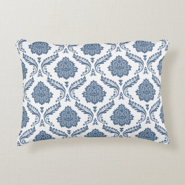 Almofada Decorativa Padrão de Damasco Rococó Azul sobre Branco (Frente)