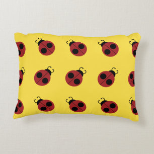 Almofada Decorativa Padrão Ladybug no gráfico amarelo