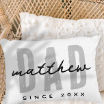Almofada Decorativa Pai Desde o 20XX moderno e simples pré-disquete<br><div class="desc">Esta design simples e moderna é composta por tipografia sã-serif.</div>