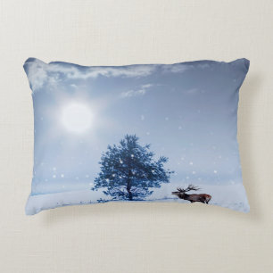 Almofada Decorativa Paisagem de inverno de cor azul. árvore solitário