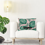 Almofada Decorativa Palma rosa tropical e verde deixa padrão e nome<br><div class="desc">O padrão Tropical Pink & Green Palm Leaves é um design vibrante e vivo que incorpora elementos da natureza e uma estética tropical. O padrão apresenta folhas de palma exuberantes em tons cor-de-rosa e verde, criando um contraste impressionante e uma aparência geral atraente.No geral, o padrão Tropical Pink & Green...</div>