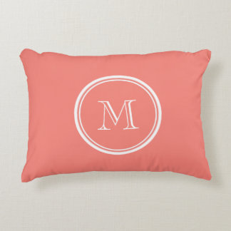 Almofada Decorativa Parte alta cor-de-rosa coral inicial do monograma