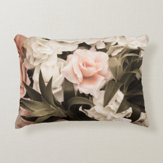 Almofada Decorativa Pastel Floral Vintage: Elegância do Eterno