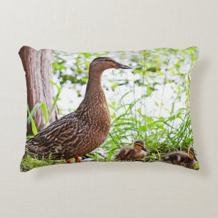 Almofada Decorativa Pato selvagem e patinhos por Shirley Taylor