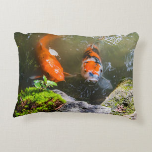 Almofada Decorativa Peixe Koi numa lagoa