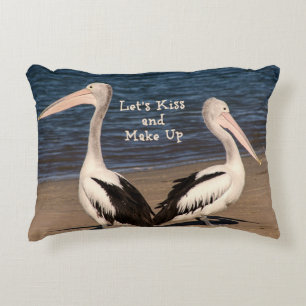 Almofada Decorativa Pelicanos do "Vamos Kiss and Make Up" na praia