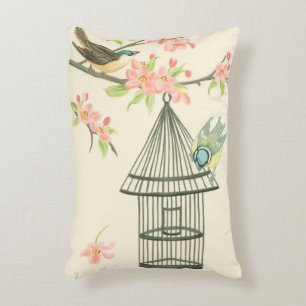 Almofada Decorativa Pequenas Aves Perecidas em um Ramo e em uma Birdca