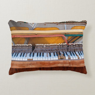 Almofada Decorativa piano antigo com a tampa desligada. Um dilapidado 