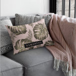 Almofada Decorativa Pink Tropical e Palm Dourado deixa padrão e nome<br><div class="desc">O padrão Tropical Pink & Dourada Palm Leaves apresenta um design vibrante e exótico inspirado pela estética tropical. O esquema de cores gira em torno de tons de rosa e ouro, criando uma aparência luxuosa e na moda. O padrão consiste em folhas de palma rendidas em vários tamanhos e orientações,...</div>