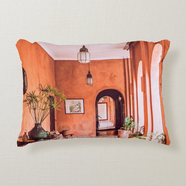 ALMOFADA DECORATIVA PLANTADORES COM PLANTA PERTO DA ÁREA RUG DENTRO (Frente)