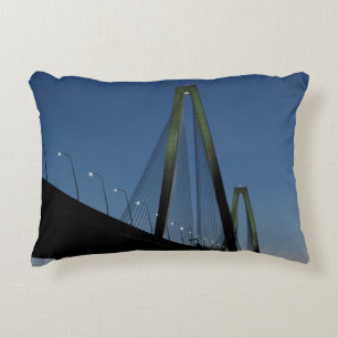 Almofada Decorativa Ponte do Jr. de Arthur Ravenel no crepúsculo