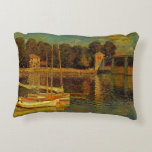 Almofada Decorativa Ponte no Argenteuil por Claude Monet<br><div class="desc">A Ponte do Argenteuil (1874), de Claude Monet, é uma pintura impressionista de arte, composta por veleiros no rio Sena, na Argentina, noroeste de Paris, França. Sobre o artista: Claude Monet (1840-1926) foi o fundador do movimento de pintura impressionista francês, com a maioria de suas pinturas no estilo "en plein...</div>