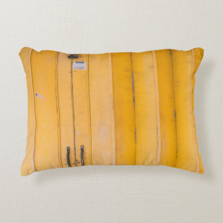 ALMOFADA DECORATIVA PORTA DE MADEIRA AMARELA FECHADA COM PADLOCK