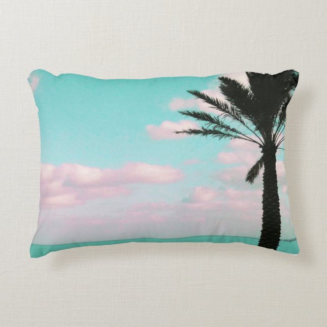 Almofada Decorativa Praia Tropical, Vista Oceânica, Nuvens Rosa, Palma (Frente)