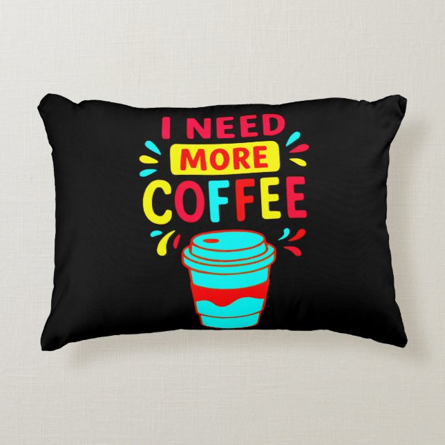 ALMOFADA DECORATIVA PRECISO DE MAIS CAFÉ (Frente)