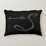 Almofada Decorativa preto elegante e simples trendor chic<br><div class="desc">Este design sofisticado e espantoso apresenta o seu monograma numa cinza de aço,  sobre um fundo preto sólido. Simplicidade elegante e pura numa apresentação contemporânea,  esta design faz o dom perfeito para a na moda.</div>