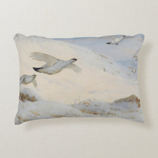 Almofada Decorativa Ptarmigan na plumagem de inverno, voando através d