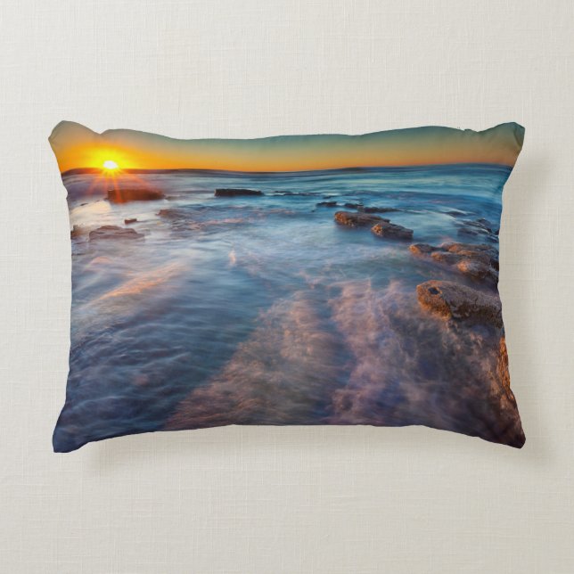 Almofada Decorativa Raios de sol iluminam o Oceano Pacífico (Frente)