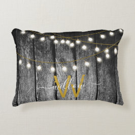 Almofada Decorativa Rastreio Negro Madeira Dourada Luzes de Corda Mono