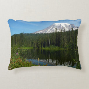 Almofada Decorativa Reflexo do Lago Monte Rainier com Flores Silvestre