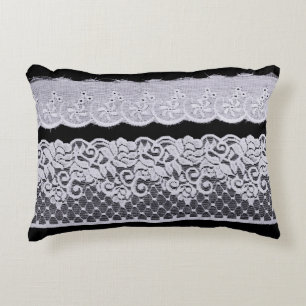 Almofada Decorativa rendas brancas ornamentais, fundo preto isolado.