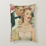 Almofada Decorativa Retrato do casamento vintage, Noiva retrorada e no<br><div class="desc">Ilustração de vintage,  imagem de casamento de amor e romance apresentando um retrato floral com noiva em seu vestido de noiva e o noivo em seu smoking cercado por flores rosa e brancas.</div>