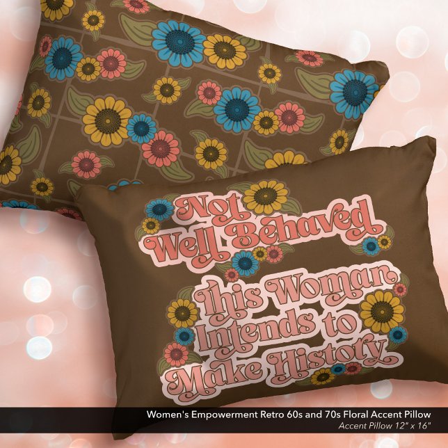 Almofada Decorativa Retro 60s e 70s Floral de Empoderamento feminino (Not Well Behaved - Women's Empowerment Accent Pillow with a Retro 60s and 70s Floral Design.)