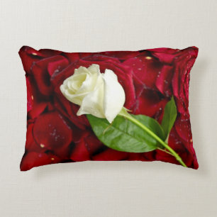 Almofada Decorativa Rosa branco nas pétalas vermelhas