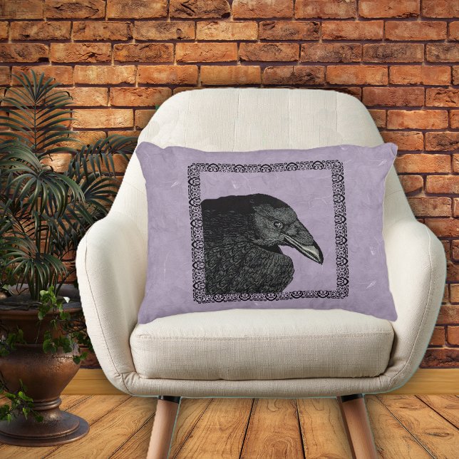 Almofada Decorativa Rosto Preto Negro Assustado (Head of black crow in black ornate frame on marbled purple home decor pillow.)