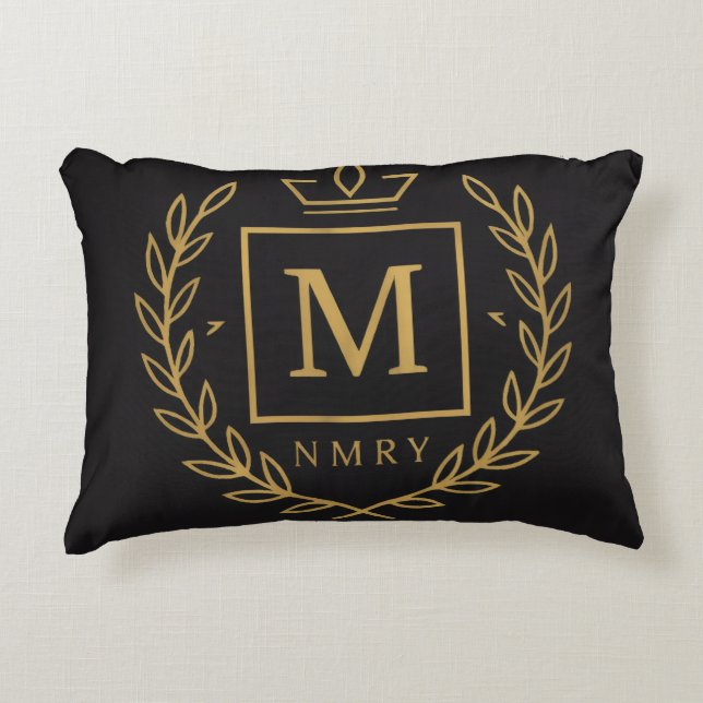 Almofada Decorativa "Royal NMKY Emblem – Monogram M Crest Design" (Frente)