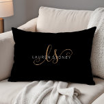 Almofada Decorativa Script Feminino Dourado Preto Moderno Monograma<br><div class="desc">Travesseiro de Ênfase Monograma do Script Feminino Dourado Preto Moderno. Personalize facilmente este moderno travesseiro elegante de sotaque com o seu monograma e nome personalizados.</div>