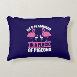 Almofada Decorativa Seja um Flamingo em um Bando de Pombos