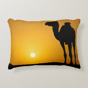 Almofada Decorativa Silhueta de um camelo selvagem no por do sol