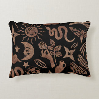 Almofada Decorativa Símbolos místicos: cobra, sol, lua.