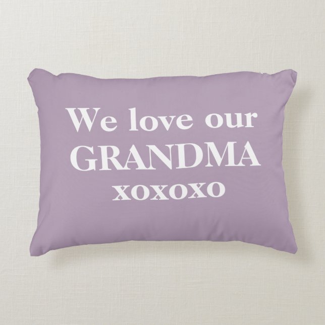 Almofada Decorativa Simples Lavanda e Branco 'Nós amamos nossa avó' (Frente)